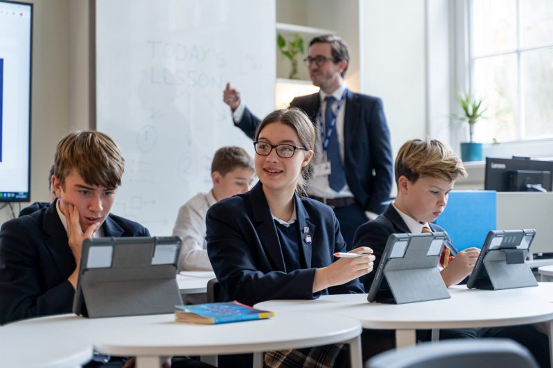 Artificial intelligence enhancing learning for pupils and teachers